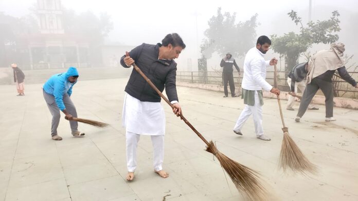 कनीना के मंदिरों में चला सफाई अभियान