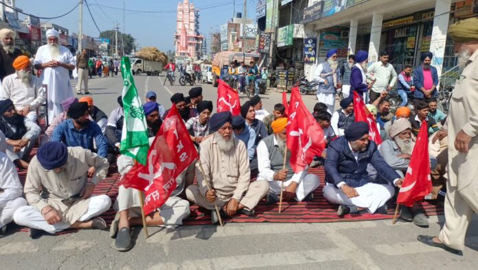 प्रदेश भर में भारतीय किसान यूनियन चढूनी ग्रुप ने 2 घण्टो के लिए किया रोड जाम,खनौरी बॉर्डर पर युवा किसान की मौत से गुस्साए किसान प्रदेश भर में भारतीय किसान यूनियन चढूनी ग्रुप ने 2 घण्टो के लिए किया रोड जाम,खनौरी बॉर्डर पर युवा किसान की मौत से गुस्साए किसान