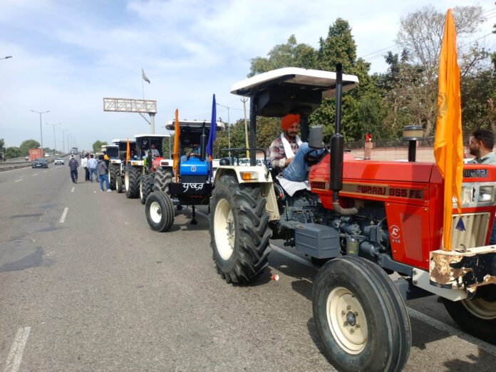 किसानों ने संयुक्त किसान मोर्चा के आह्वान पर राष्ट्रीय राजमार्ग 44 पर निकला ट्रैक्टर मार्च निकाला