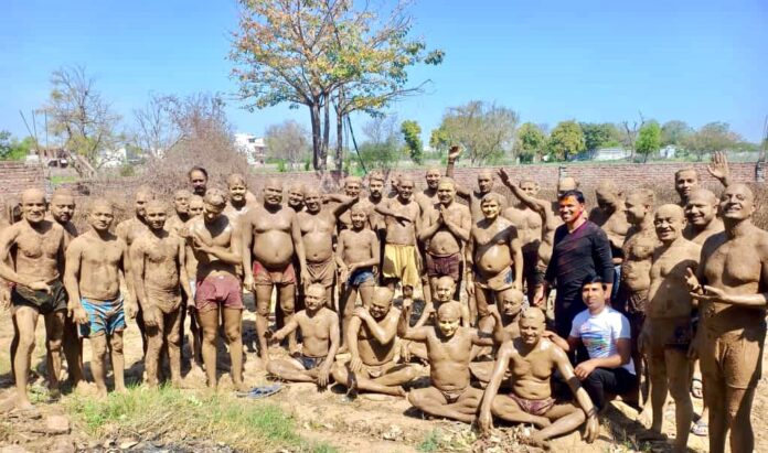 स्वामी ब्रह्मानंद योग एवं प्राकृतिक चिकित्सा केंद्र में मिट्टी स्नान कर स्वास्थ्य लाभ उठाते प्रकृति प्रेमी।