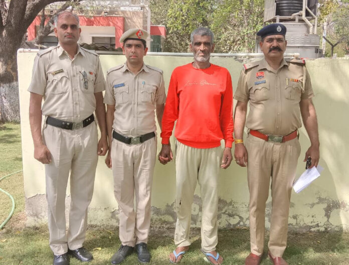 पुलिस गिरफ्त में आरोपित।