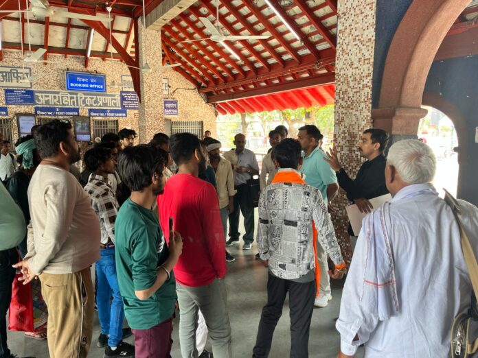 रेलवे स्टेशन पर राहगिरों को साईबर अपराधों के प्रति किया जागरूक