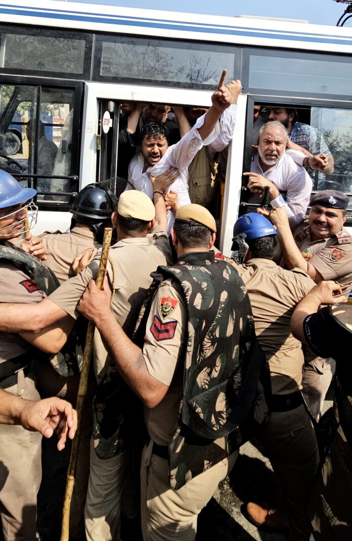 प्रदर्शन में शामिल प्रदेश उपाध्यक्ष डॉ. मनीष यादव व अन्य नेताओं को पकड़कर ले जाती पुलिस।
