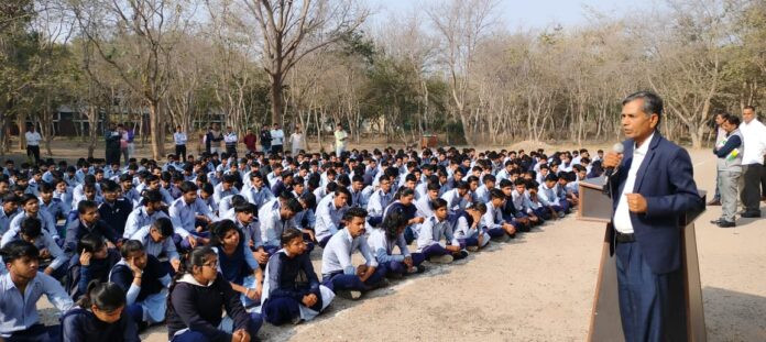 बच्चों को नैतिक मूल्यों की शिक्षा की जानकारी देते विपिन कुमार शर्मा।