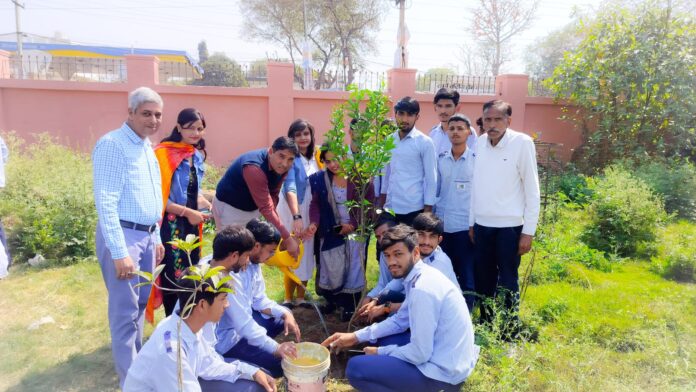 पौधारोपण करते आईटीआई स्टाफ सदस्य व छात्र।