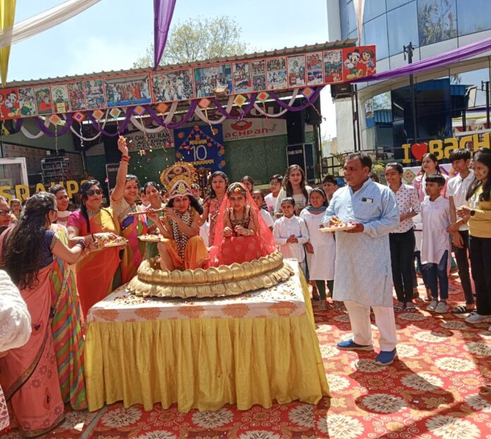 राधा कृष्ण संग फूलों की होली खेलते स्कूल स्टाफ, अभिभावक व बच्चे।