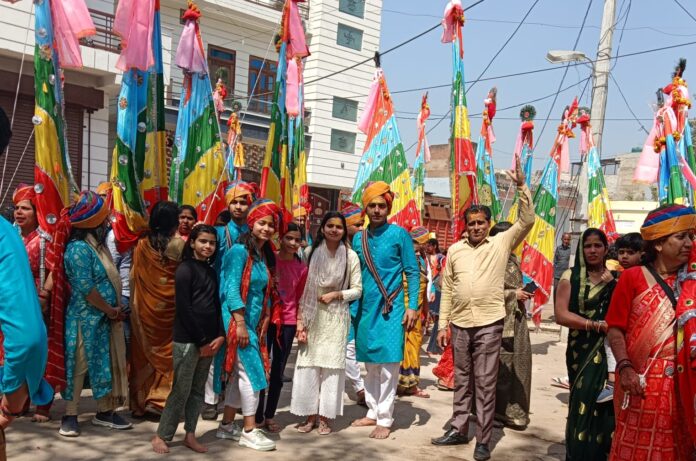 श्री श्याम ध्वजा यात्रा निकालते श्रद्धालु।