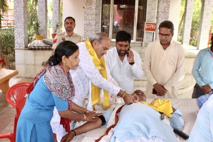 रक्त दाताओं को बैज लगाकर सम्मानित करते कोसली के विधायक लक्ष्मण सिंह।