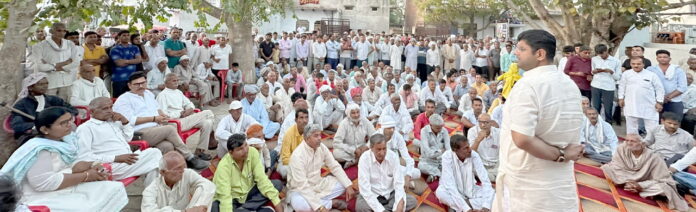 ग्रामीण जनसभा को संबोधित करते प्रदेश के पूर्व उपमुख्यमंत्री दुष्यंत चौटाला।