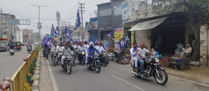 नवांशहर में बीएसपी के प्रदेश अध्यक्ष जसबीर सिंह गढ़ी बाइक चला कर निकाली गई रेली में साथियों के साथ