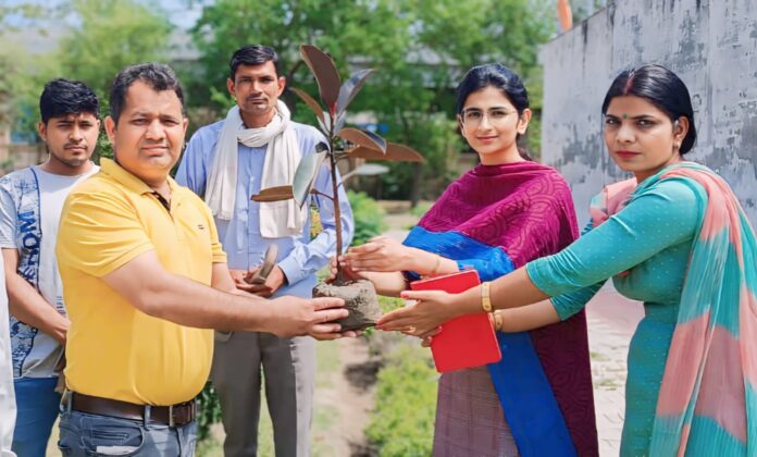 इको क्लब के विद्यार्थियों और लघु सचिवालय के मालियों के साथ पौधारोपण अभियान