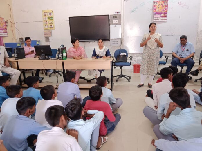 राजकीय विद्यालयों में जागरूकता अभियान चलाती संरक्षण एवं बाल विवाह निषेध अधिकारी सरिता शर्मा।