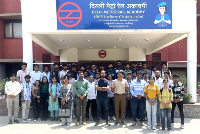 दिल्ली मेट्रो रेल अकादमी के औद्योगिक भ्रमण के दौरान उपस्थित विद्यार्थी व शिक्षक।