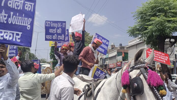 बेरोजगारों ने निकाली बेरोजगारों की बारात