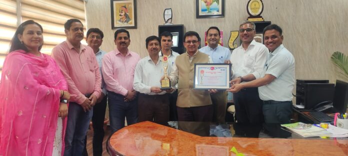अवार्ड के साथ माननीय कुलपति डॉ. सुरेश कुमार मल्होत्रा साथ में एमएचयू की टीम।