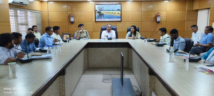अधिकारियों की बैठक लेते आईजी राजेंद्र कुमार।