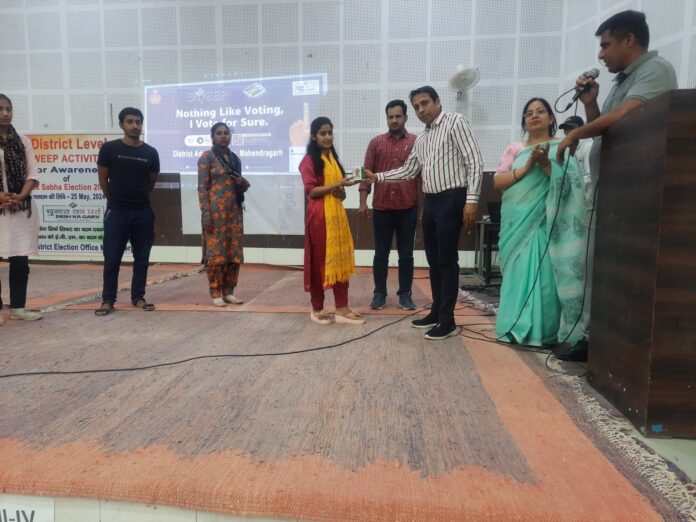 प्रतियोगिता के विजेता विद्यार्थियों को सम्मानित करते एसडीएम संजीव कुमार।