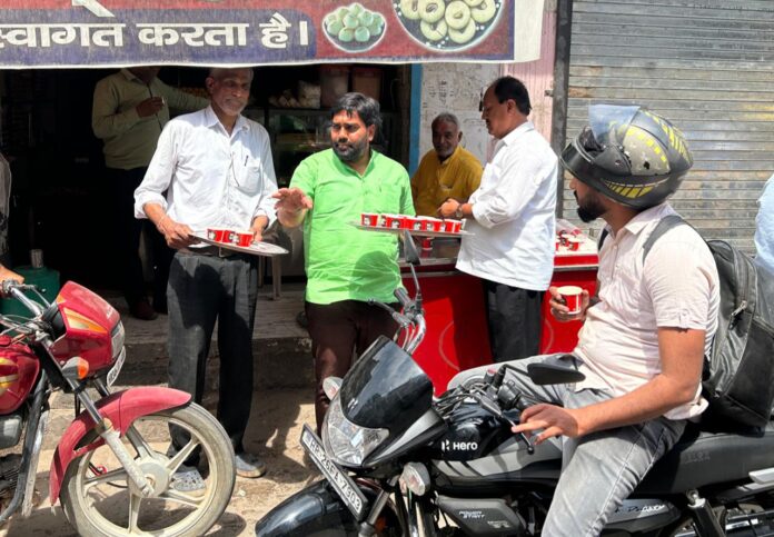 भगवान परशुराम चौक पर नव संवत् पर खीर का प्रसाद वितरण करते।