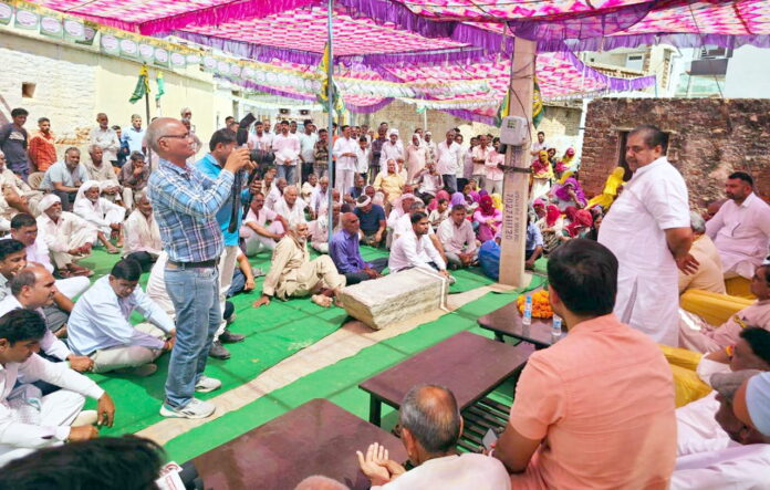 नारनौल विधानसभा के गांव नांगलकाठा में ग्रामीणों को संबोधित करते डा. अजय सिंह चौटाला।