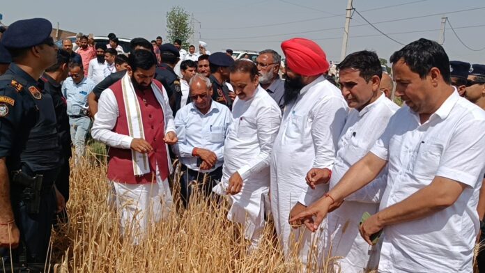 किसानों को दिया आश्वासन, कहा - किसानों के साथ खड़ी है प्रदेश सरकार