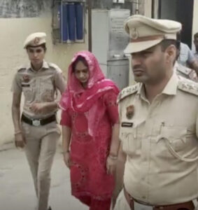  सचिव होशियार को कनीना कोर्ट में पेश करने ले जाती पुलिस। 