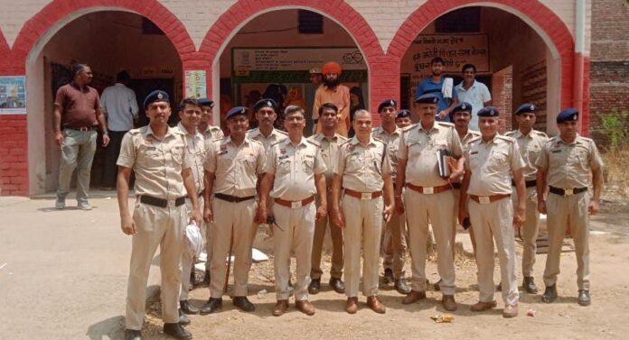 गांव के बूथों पर लोगों को शांति पूर्ण मतदान करने के लिए समझाते हुए।