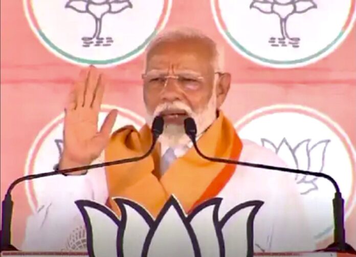 महेंद्रगढ़ के गांव पाली में चुनावी जनसभा को संबोधित करते प्रधानमंत्री नरेंद्र मोदी।