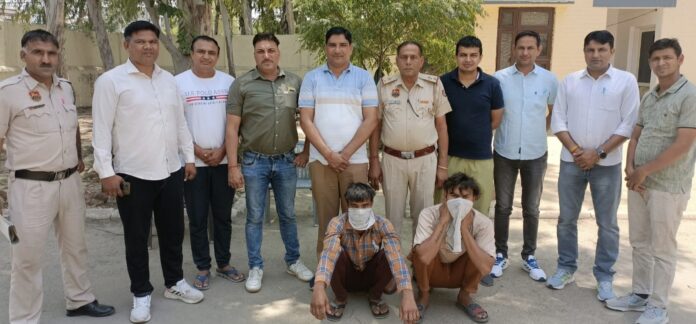 पुलिस की गिरफ्त में हत्यारोपी।