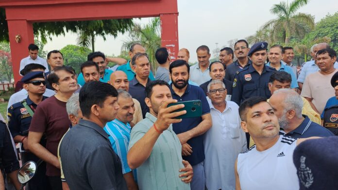 सीएम ने लोगों से की बातचीत, बच्चों-युवाओं ने ली सेल्फी-