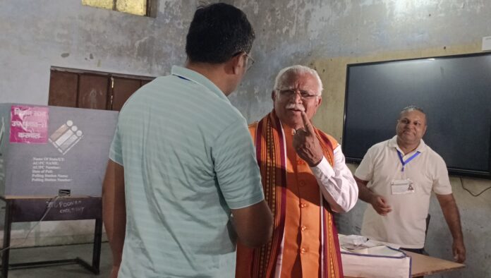 सबसे पहले मतदान करने पहुंचे लोकसभा प्रत्याशी मनोहर लाल