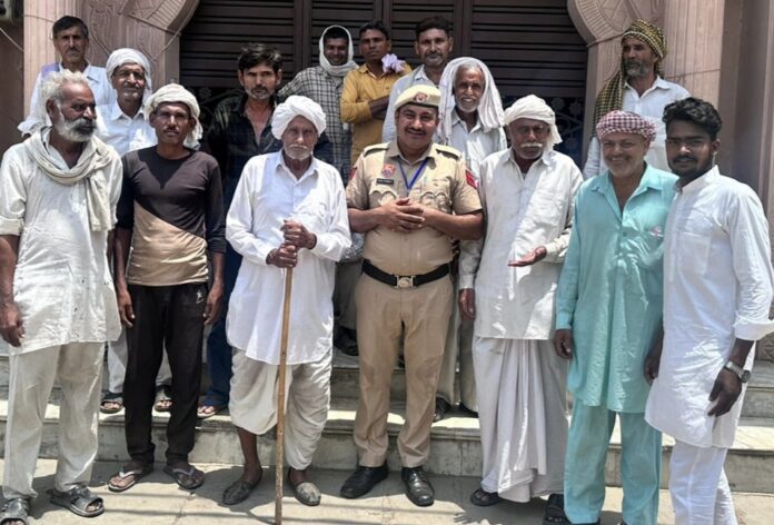 लोगों को जागरूक करते हुए हैड कांस्टेबल सुनील संधू।