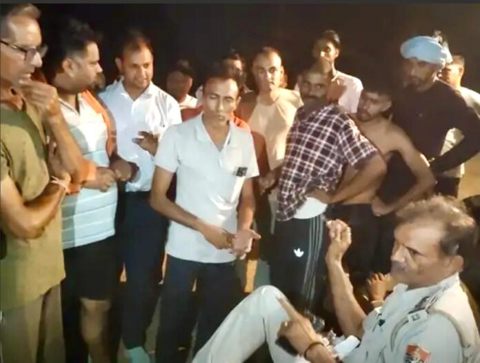 मौके पर पहुंची पुलिस को जानकारी देते ग्रामीण।