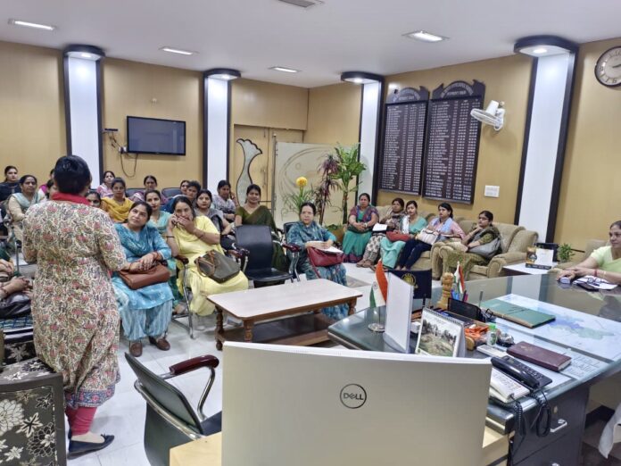 बैठक में मौजूद सुपरवाइजर।