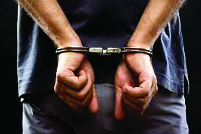 फर्जी पुलिस अधिकारी बनकर पैसे ऐंठने वाले 3 काबू