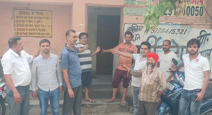 Ladwa News : इंद्री चौक पर स्थित एकमात्र सार्वजनिक शौचालय बदहाली का शिकार