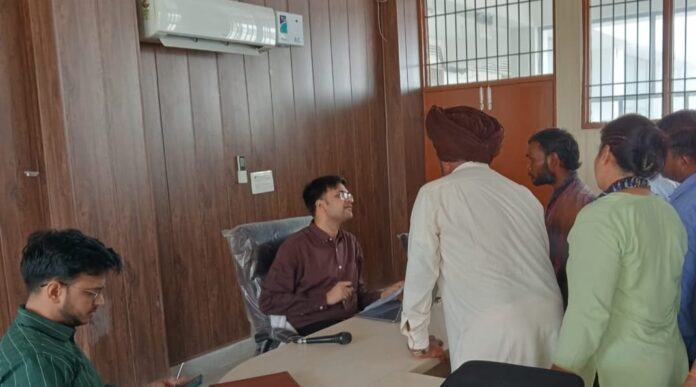 Naraingarh News : एसडीएम यश जालुका ने समाधान शिविर में लोगों की समस्याओं का किया समाधान
