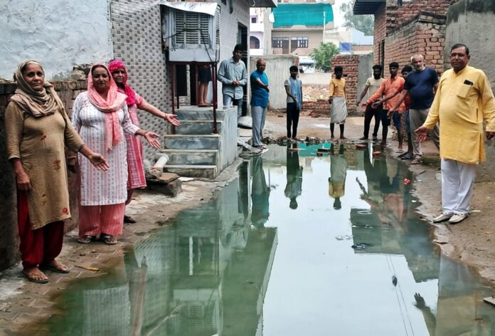 sewerage jam in vikas nagar