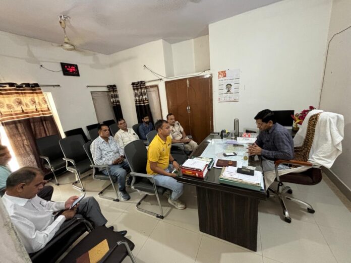 Badhra SDM listened to the complaints of the common people in the solution camp.