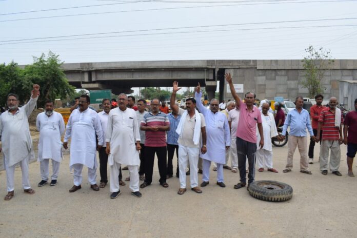 People troubled by sewer and water problems blocked the road