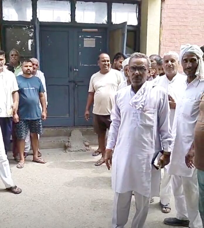 JIND NEWS : जींद के सिंघाना गांव के बिजली घर पर ग्रामीणों ने जड़ा ताला