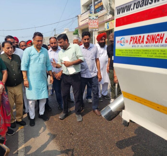 Sunam News कैबिनेट मंत्री अमन अरोड़ा ने किया 'अल्ट्रा मॉडर्न ऑटोमेटिक स्वीपिंग मशीन का उद्घाटन