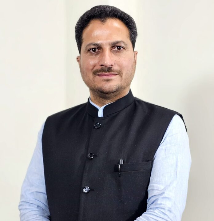 रोजगार के रास्ते बंद कर रही है सरकार : राकेश जम्वाल