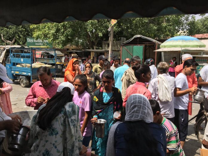 आमजन को शीतल जल पिलाते आयोजक।