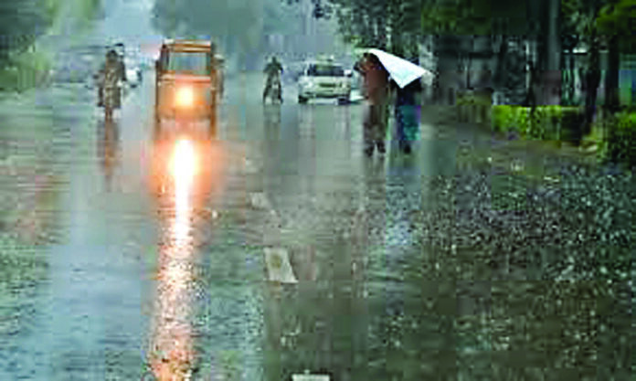 जल्द दस्तक देगा मानसून, जानिए कब मिलेगी गर्मी से राहत