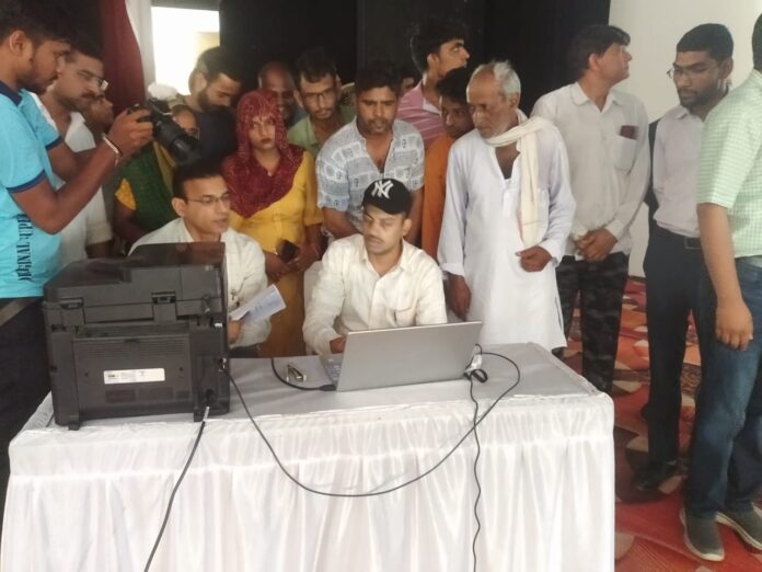 कंप्यूटर के माध्यम से ड्रा निकलते एडीसी दीपक बाबूलाल करवा तथा डीएमसी महावीर प्रसाद।