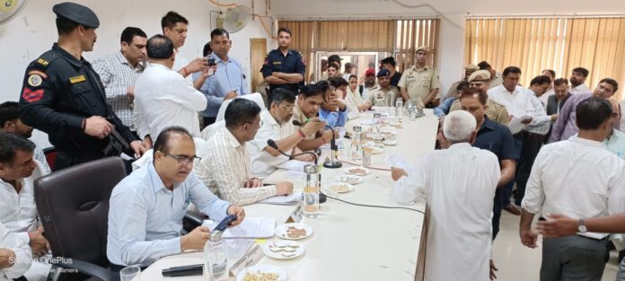 Mahipal Dhanda called some complainant as uncle, some as uncle and some as babe.