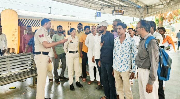 Ellenabad News : रेलयात्रियों को साइबर फ्राड बारे किया जागरूक