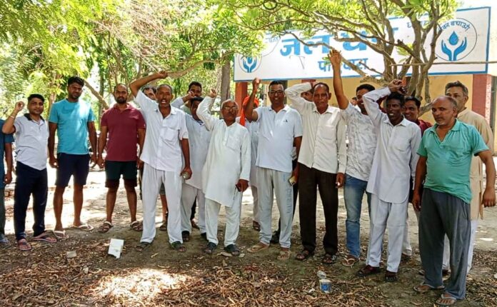 Villagers troubled by drinking water problem expressed their anger by raising slogans