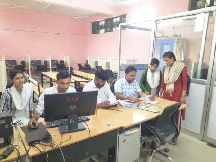 दाखिले के लिए आवेदन करते हुए छात्र।