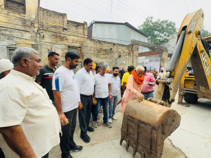 Yamunanagar News : विधायक घनश्याम दास अरोड़ा ने 51 लाख रुपए की लागत से बनने वाली खालसा कॉलेज रोड के कार्य का शुभारंभ किया
